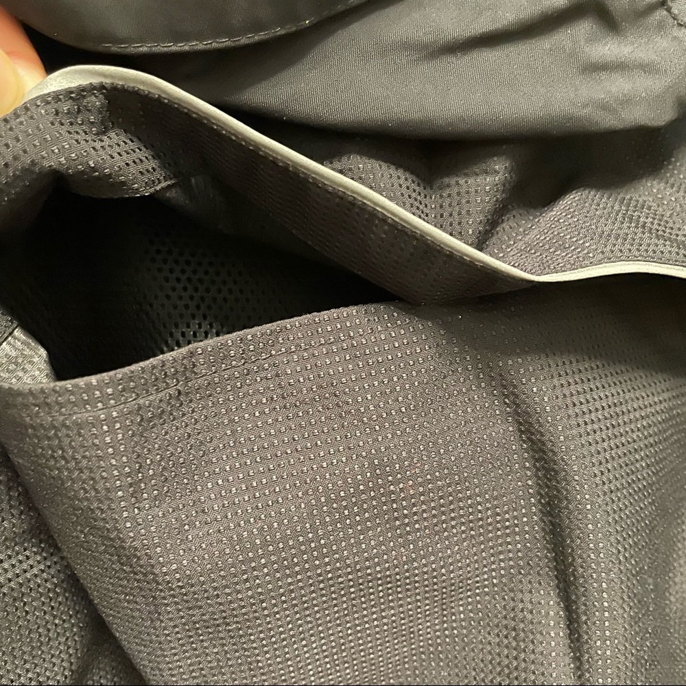 NEW BALANCE Black Windbreaker - Picture 6 of 8